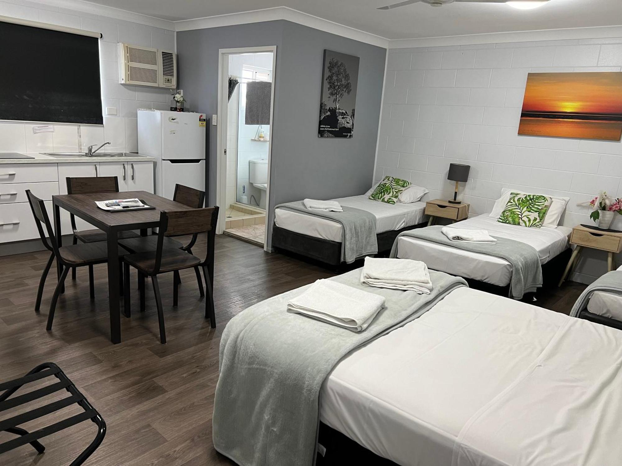 Spanish Lace Motor Inn Таунсвилл Экстерьер фото