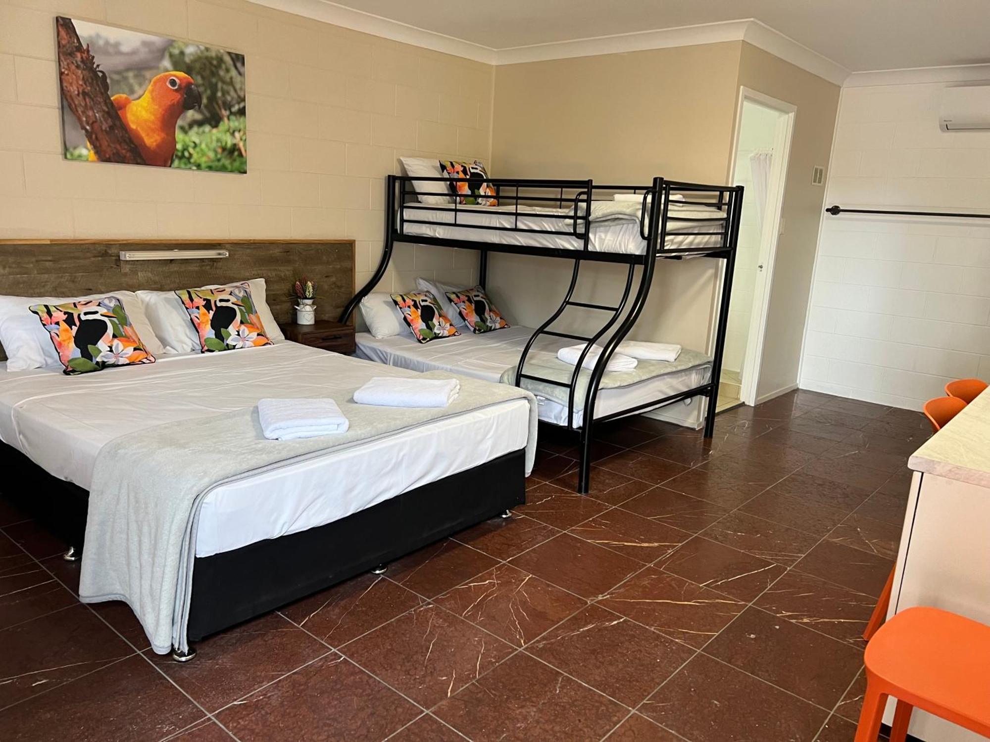 Spanish Lace Motor Inn Таунсвилл Экстерьер фото