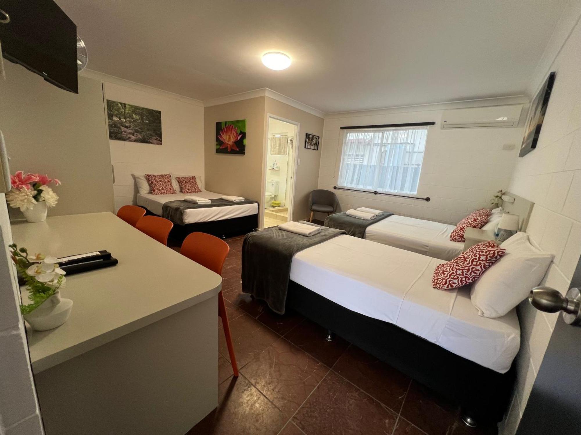 Spanish Lace Motor Inn Таунсвилл Экстерьер фото