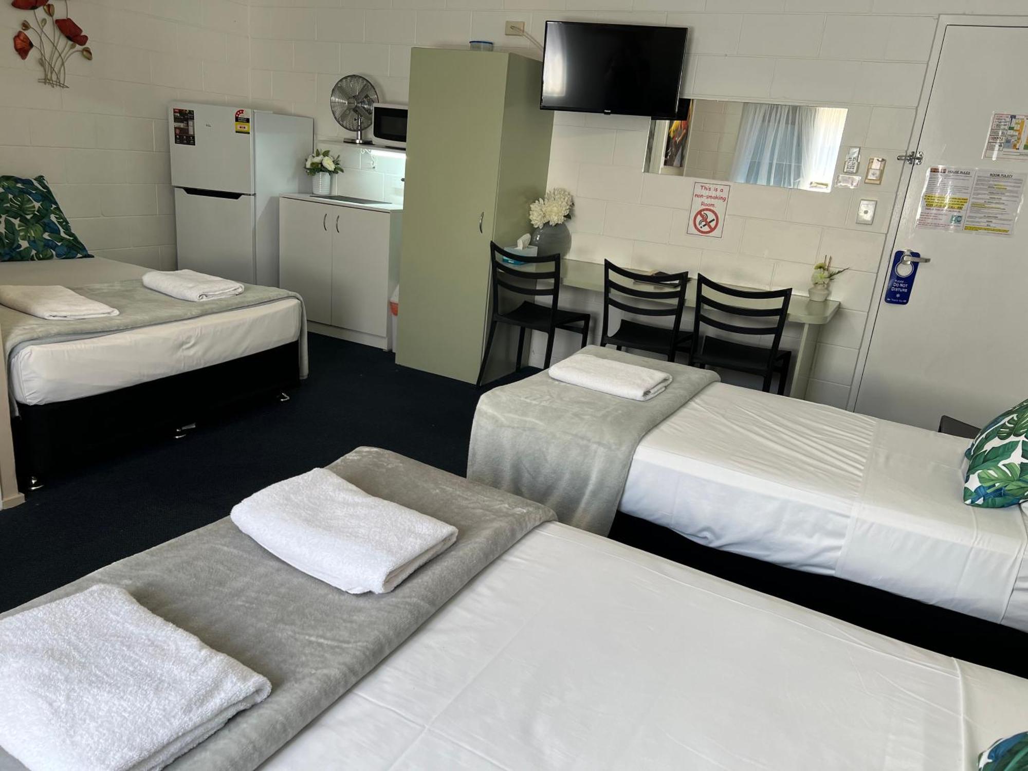 Spanish Lace Motor Inn Таунсвилл Экстерьер фото